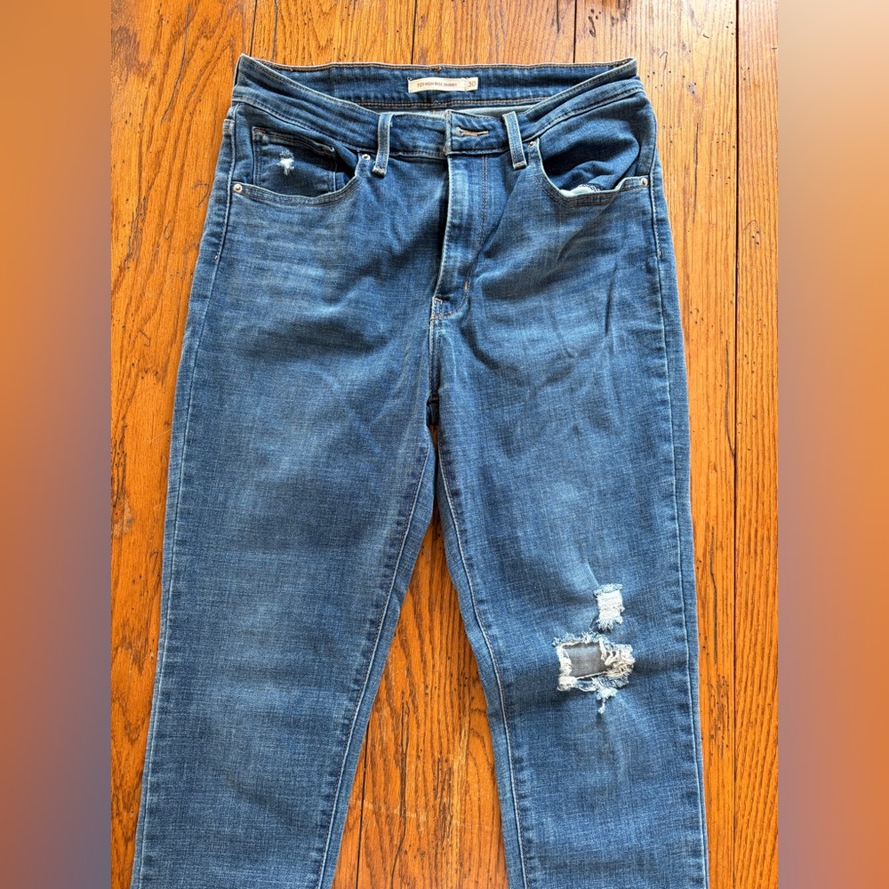 721 Women’s Blue Distressed Jeans